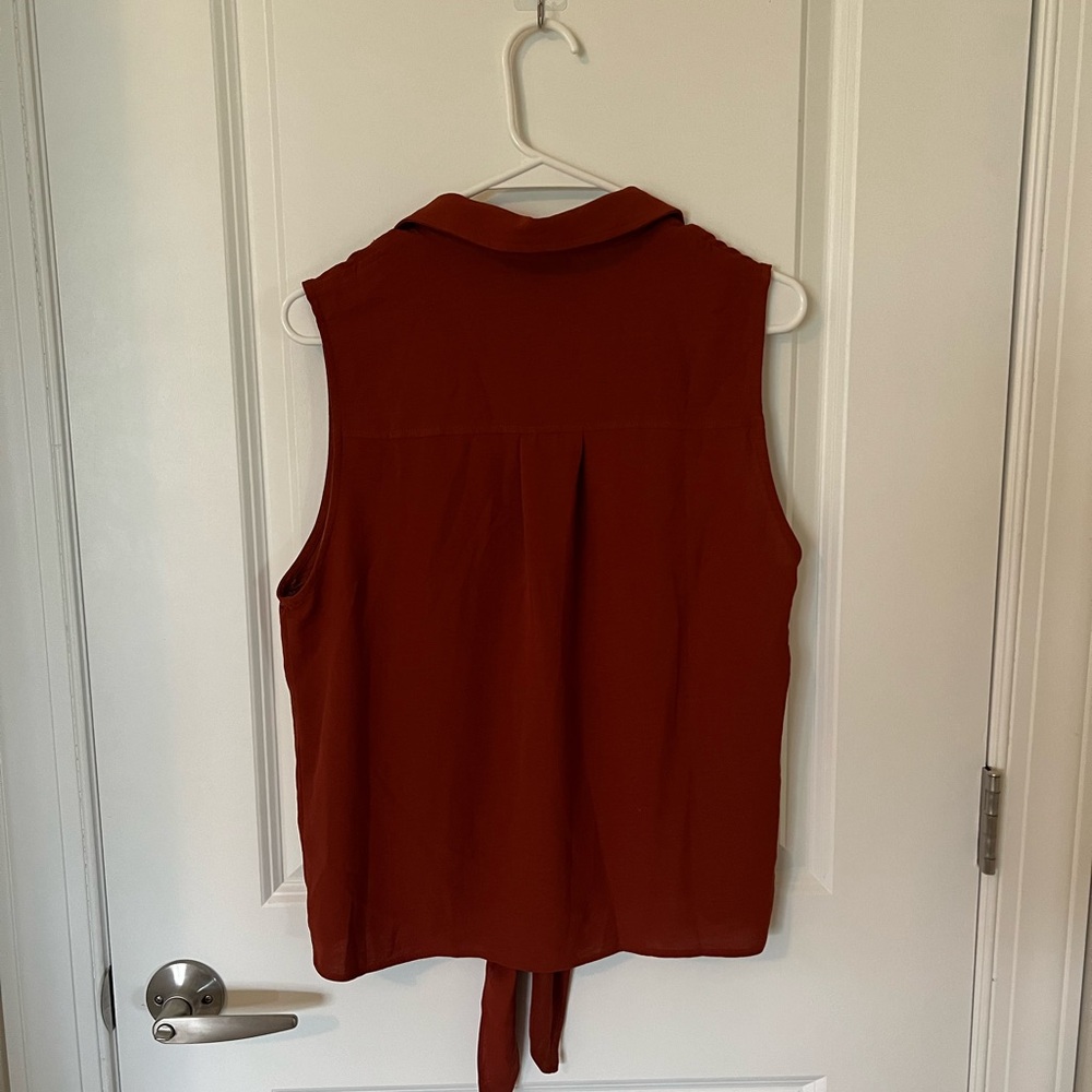 Entro Sleeveless Button Down Top - Picture 4 of 4